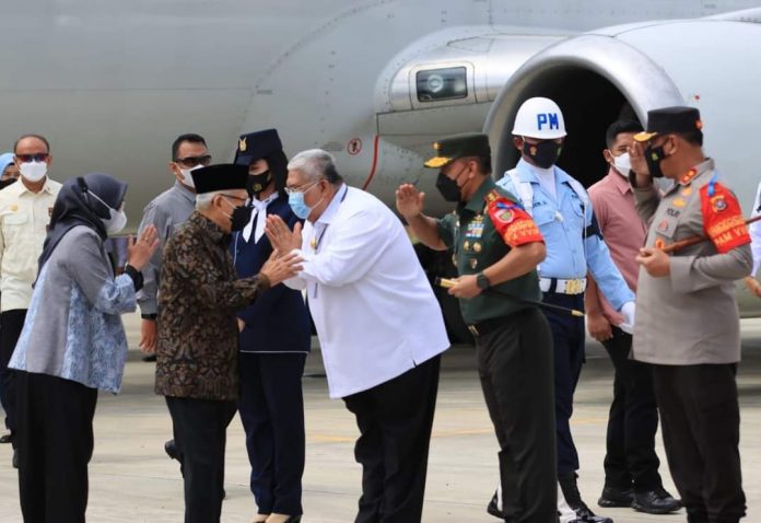 Gubernur Sultra, Ali Mazi saat menyambut kedatangan Wakil Presiden RI, Ma'ruf Amin Gubernur Sultra, Ali Mazi saat menyambut kedatangan Wakil Presiden RI, Ma'ruf Amin