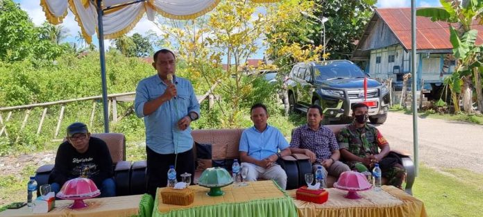 FB_IMG_1653649783297 Wali Kota Baubau saat melakukan cek lokasi dan launching air bersih PDAM Kota Baubau di Kelurahan Sukanayo, Kecamatan Kokalukuna Kamis (26/5/2022).