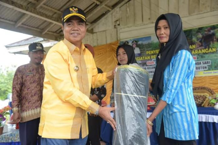 Bupati Buton Serahkan Bantuan Kepada Kelompok Wanita Tani Desa Sumbersari Bupati Buton Serahkan Bantuan Kepada Kelompok Wanita Tani Desa Sumbersari