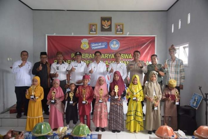 Bupati Buton hadiri pameran siswa Bupati Buton hadiri pameran siswa
