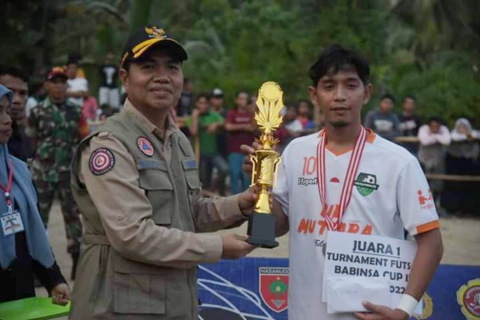 Bupati Buton serahkan piala Bupati Buton serahkan piala