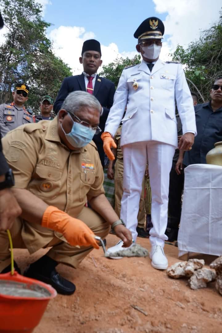 Gubernur Ali mazi meletakan batu pertama pembangunan kantor Bupati dan DPRD Buton Tengah