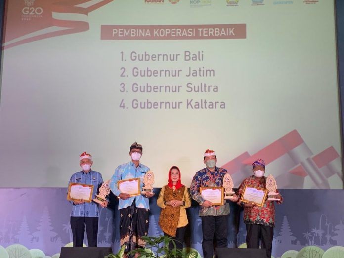 Gubernur Sultra raih penghargaan saat HARKOPNAS di Bali Gubernur Sultra Raih penghargaan koperasi terbaik
