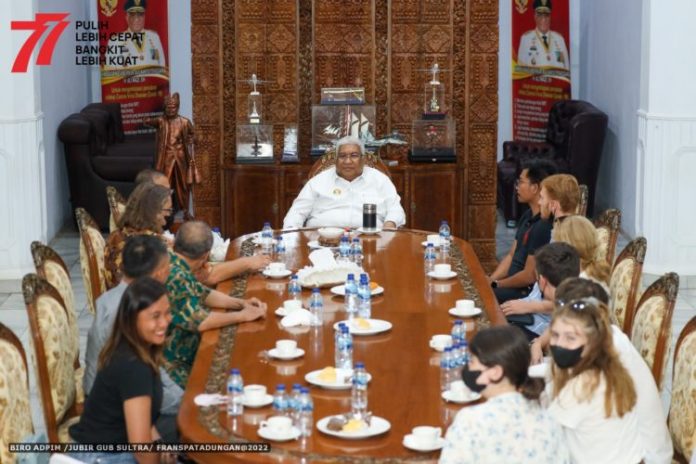 Gubernur Ali Mazi Menerima Sembilan Misionaris Jerman Gubernur Ali Mazi Menerima Sembilan Misionaris Jerman