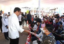 Curhat ke Presiden, Pemuda di Baubau Ingin Jaminkan Ijazah untuk Modal dari Bank BUMN Presiden Jokowi