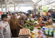 Sidak Pasar Jelang Ramadan, Sekda Sultra Pastikan Harga dan Stok Kebutuhan Pokok Stabil