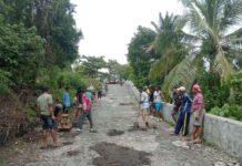 Penambalan Jalan Rusak Pakai Dana Swadaya, Warga Siompu Berhasil Kumpulkan 8 Ton Aspal