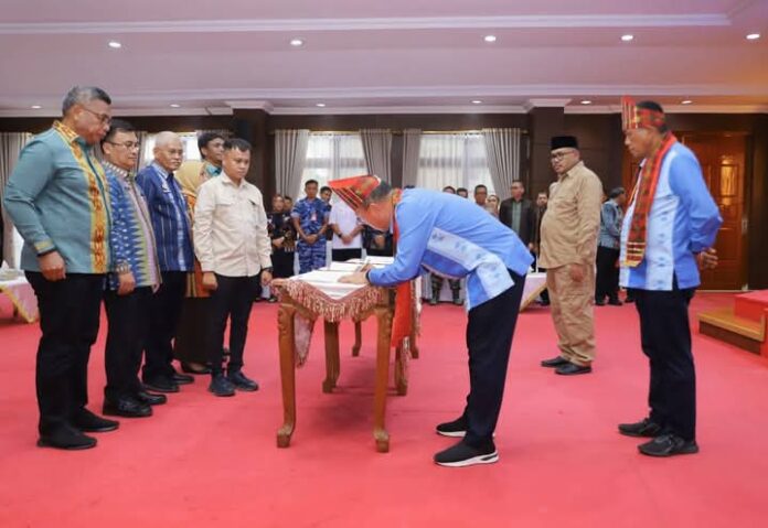 Gubernur Andi Sumangerukka menandatangani Pakta integritas
