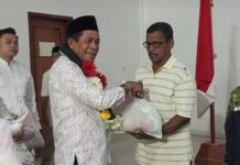 Hugua Menyerahkan Sembako dan Hibah Masjid ke Masyarakat Buton Selatan Wagub Sultra, Hugua menyerahkan sembako ke masyarakat Buton Selatan.