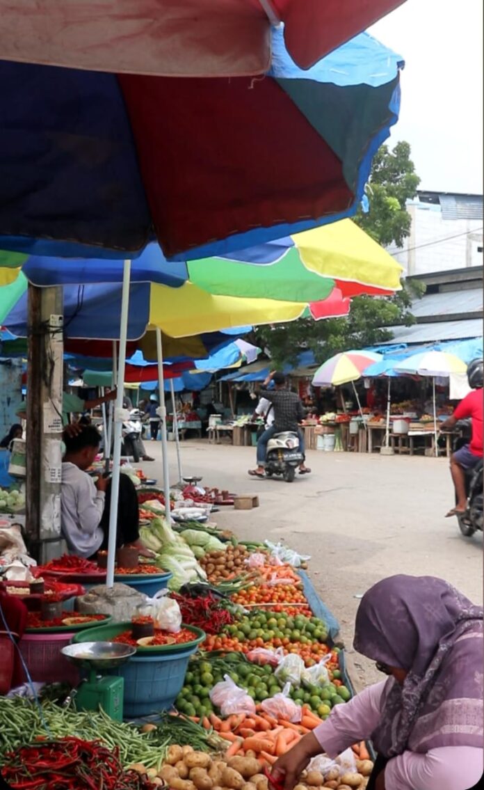 Suasana Pasar Wameo menjelang lebaran, Jumat (28/3/2025). Foto: Ridwan