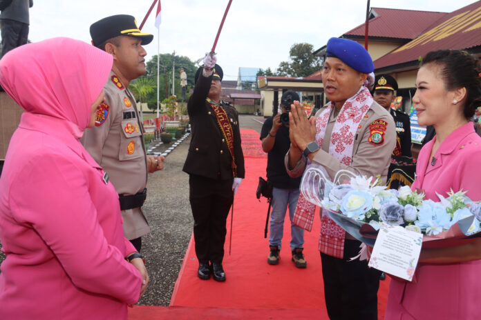 IMG-20250412-WA0001 Kapolres Baubau baru, AKBP Mayestika Hidayat bersama istri (sebelah kiri) dan Kapolres Baubau lama, AKBP Bungin Masokan Misalayuk bersama istri (sebelah kanan)