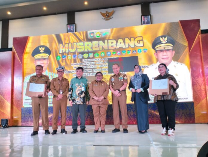 IMG-20250415-WA0001 Wamendagri RI, Ribka Haluk (tengah) didampingi Gubernur Sultra, Andi Sumangerukka (tengah kanan) bersama Pejabat perwakilan Bappenas, Kepala Bapedda Sultra, Kepala Bapedda Baubau, dan akademisi asal UM Buton saat pembukaan Musrenbang Sultra 2025 di Vila Nirwana. Foto: Surahman Djunuhi