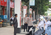 Kapolres Baubau Mengingatkan Satlantas Jaga Ketertiban Jalan Area Sekolah Kapolres Baubau, AKBP Mayestika Hidayat, langsung memantau pelaksanaan tugas anggotanya di lapangan, khususnya di titik-titik rawan kemacetan, seperti depan sekolah-sekolah yang ramai. Foto Humas Polres Baubau