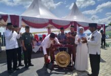 Buka STQH, Wali Kota Baubau: Ini Jadi Momen Membumikan Nilai Al-Qur’an Wali Kota Baubau, H Yusran resmi membuka Seleksi Tilawatil Qur'an Hadis (STQH) tingkat Kota Baubau dengan simbolis memukul gong di Pantai Kamali, Selasa (29/4/2025). Foto: Surahman Djunuhi