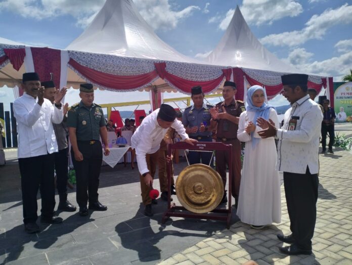 IMG-20250429-WA0000 Wali Kota Baubau, H Yusran resmi membuka Seleksi Tilawatil Qur'an Hadis (STQH) tingkat Kota Baubau dengan simbolis memukul gong di Pantai Kamali, Selasa (29/4/2025). Foto: Surahman Djunuhi
