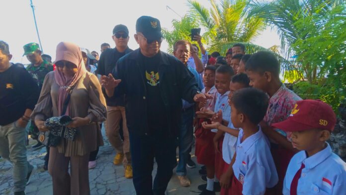 Bupati Busel, Adios disambut warga saat kunjungan kerja di Pulau Batu Atas. Foto: Ridwan