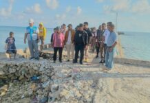 Pemkab Busel Menganggarkan Rp 1,8 Miliar untuk Perbaikan Pelabuhan Rakyat Batu Atas Bupati Busel, Adios meninjau Pelabuhan Rakyat Pulau Batu Atas, Rabu, 30/4/2025. Foto: Ridwan