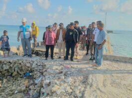 Pemkab Busel Menganggarkan Rp 1,8 Miliar untuk Perbaikan Pelabuhan Rakyat Batu Atas Bupati Busel, Adios meninjau Pelabuhan Rakyat Pulau Batu Atas, Rabu, 30/4/2025. Foto: Ridwan