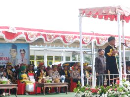 Pemkab Busel Memperingati Hardiknas 2025 Bupati Buton Selatan, Muhammad Adios memimpin upacara peringatan Hari Pendidikan Nasional (Hardiknas) di halaman SMP Negeri 1 Batauga dalam, Jumat, 2/5/2025. Foto: Ridwan