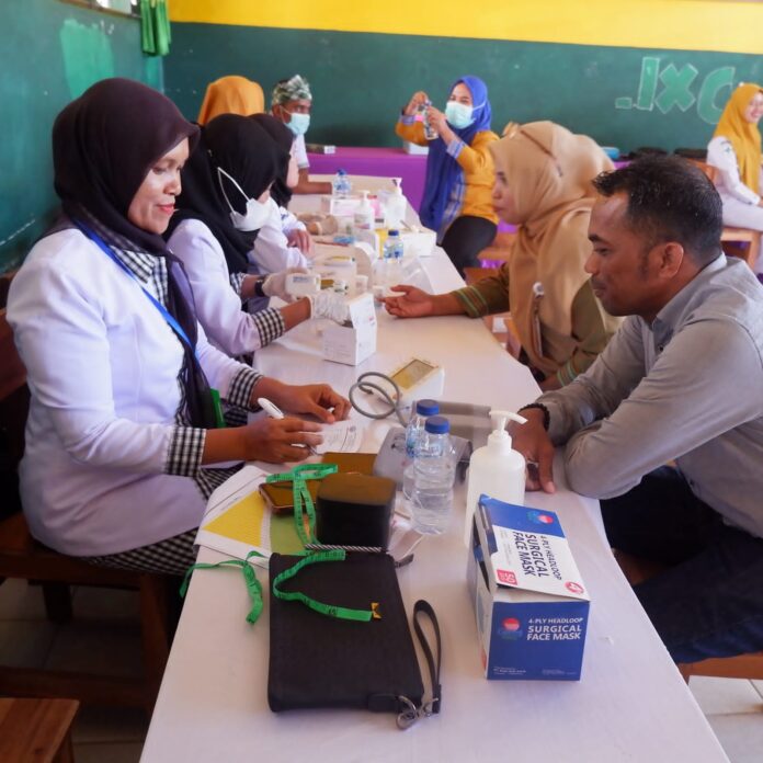 IMG-20250503-WA0002 Layanan Pemeriksaan Kesehatan Gratis (PKG) kepada ASN dan PPPK Buton Selatan seusai peringatan Hari Pendidikan Nasional, Jumat (2/5/2025). Foto: Ridwan