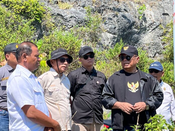 IMG-20250504-WA0004 Bupati Buton Selatan, Muhammad Adios, pada saat meninjau lokasi rencana pembangunan pelabuhan feri di Batu Atas, Rabu (30/4/2025). Foto : Ridwan