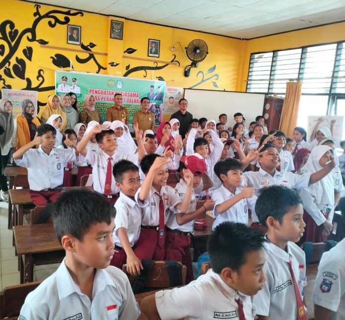 DP3A Kota Baubau melakukan advokasi sekolah layak anak di SDN 2 Batulo. Foto Surahman Djunuhi