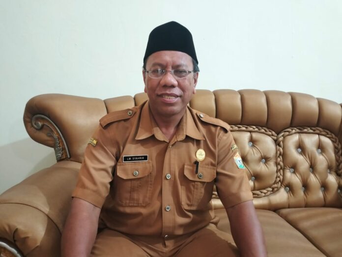 Plt Kepala SMAN 1 Baubau, LM Syahrir. Foto: Surahman Djunuhi