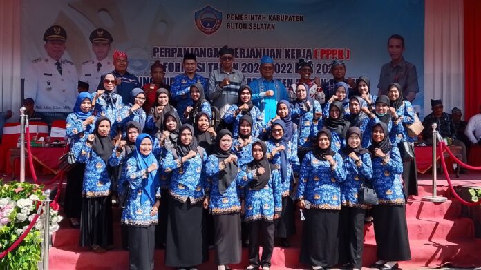 IMG-20250517-WA0000 Pelaksanaan sesi foto bersama Bupati Buton Selatan, Muhammad Adios, Pj. Sekda Buton Selatan Laode Darussalam, Kepala BKPSDM Firman Hamza, dengan PPPK dari Kecamatan Batauga. Foto : Ridwan