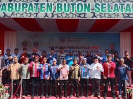 NIP PPPK Buton Selatan Tuntas, Penyerahan SK Dijadwalkan Juni 2025 Bupati Buton Selatan, Muhammad Adios foto bersama pejabat Pemkab Busel. Foto: Ridwan