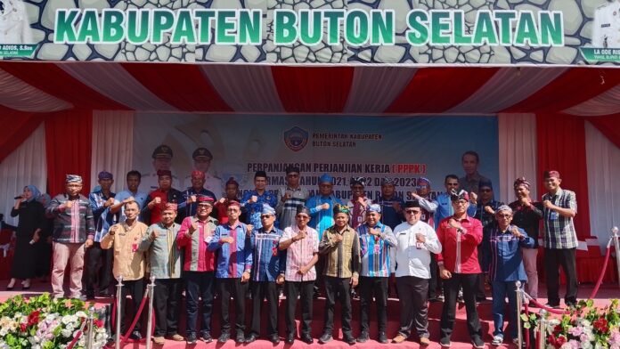 Bupati Buton Selatan, Muhammad Adios foto bersama pejabat Pemkab Busel. Foto: Ridwan
