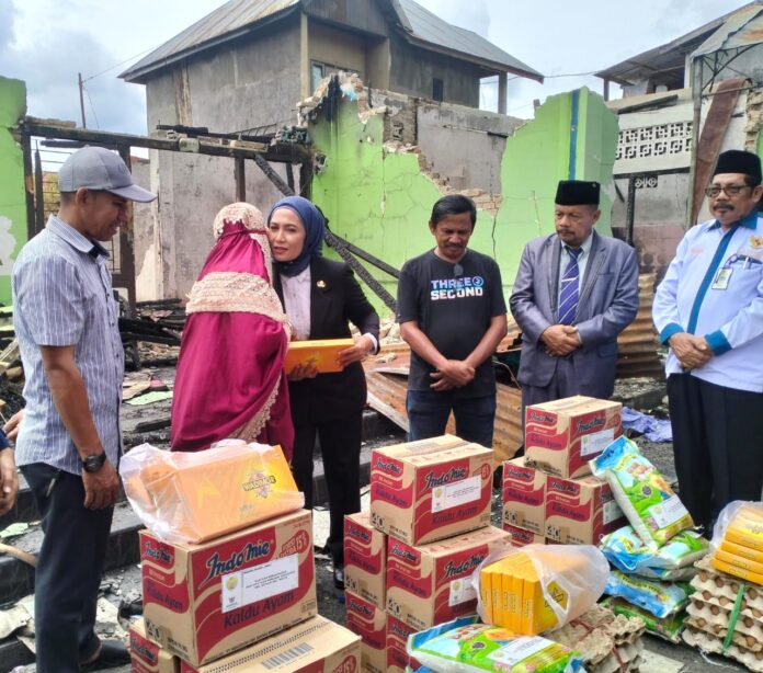 IMG-20250521-WA0001 Wakil Wali Kota Baubau, Wa Ode Hamsinah Bolu secara langsung menyerahkan bantuan sosial sembako bersama Baznaz pada korban kebakaran. (foto Surahman Djunuhi)