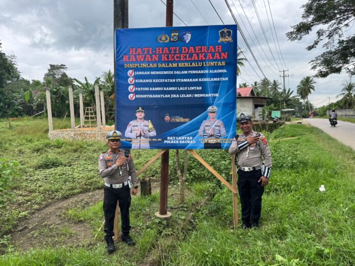 IMG-20250521-WA0003 Pemasangan spanduk peringatan yang dilakukan Satlantas Polres Baubau di salah satu lokasi rawan kecelakaan, Kecamatan Sorawolio. (Foto Satlantas Polres Baubau)
