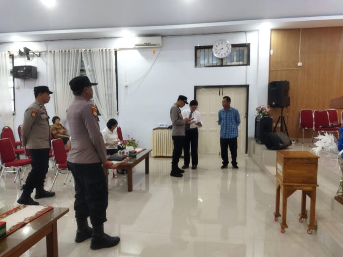 IMG-20250529-WA0003 Personel Polres Baubau mengamankan ibadat Kenaikan Yesus Kristus di salah satu gereja di Kota Baubau, Kamis (29/5/2025). (Foto Humas Polres Baubau)
