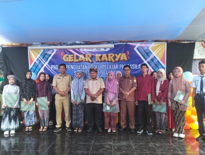 IMG-20250603-WA0001 Kepala SMPN 17 Baubau, Abdul Manan (tengah) bersama Kabid SMP Dikbud Baubau dan Koordinator Sekolah tingkat SMP dan para siswa kelas IX yang mengenakan pakaian adat. (Foto Rahman)