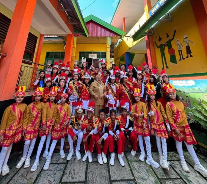 Barisan Gita Teladan SDN 2 Baubau bersama Kepala SDN 2 Baubau, Hj Zarusia. (Foto SDN 2 Baubau)