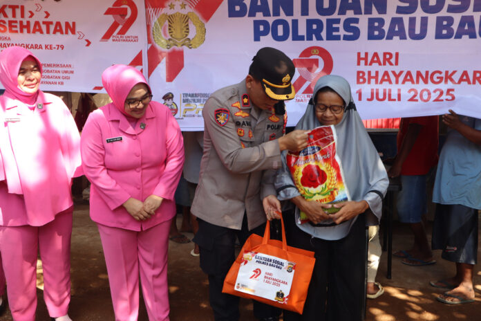 IMG-20250616-WA0001 Wakapolres Baubau, Kompol Ronald Abdul Gani Sirait bersama Ketua Bhayangkari Cabang Baubau, Mitha Mayestika (tengah) kala membagikan bantuan Sembako pada warga. (dokumen Humas Polres)