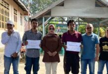 Anggota DPRD Sultra Nurponirah Serahkan 250 Ribu Bibit Ikan di Tiga Kecamatan Konawe