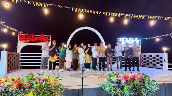 IMG-20250809-WA0003 Ketua Kagama Kepulauan Buton, Dr. Firman Alamsyah Mansyur (mengenakan batik kuning di sis tengah) bersama mahasiswa KKN UM Buton-UGM dan perangkat pemerintah Buton Selatan di Waburi Park. (Foto Rahman)