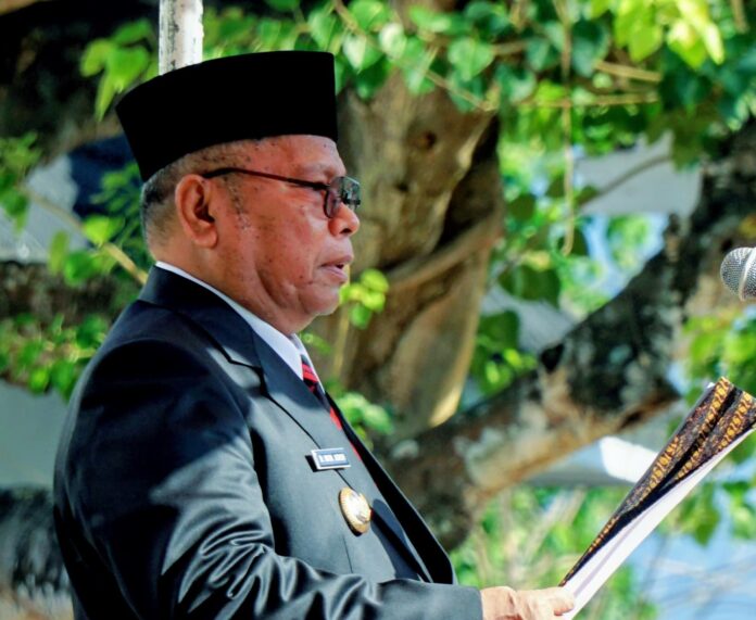 Bupati Buton Selatan, H. Muhammad Adios saat mempimpin upacara peringatan Hari Kesaktian Pancasila di lapangan SMPN 1 Batauga, Rabu (1/10/2025). (Foto:ist)