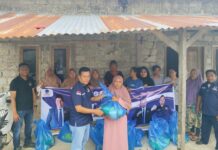 HUT ke-14, DPD Partai NasDem Buton Selatan Bagikan Puluhan Paket Sembako ke Warga Lakambau