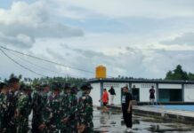 Kolaborasi Dispora Baubau dan Yonif 823 Raja Wakaaka Bersihkan Kolam Renang Lowu-Lowu