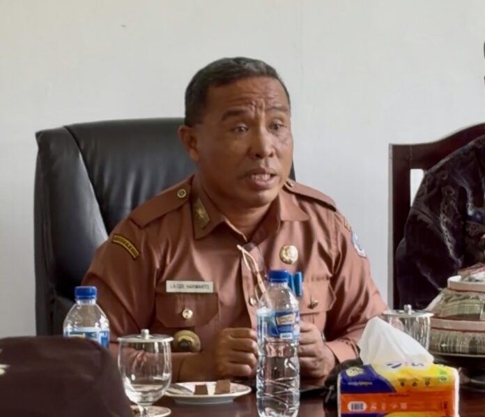 Sekretaris Daerah Buton Selatan, La Ode Harwanto saat menghadiri kegiatan Forum Group Discussion (FGD) Pemutakhiran Pokok Pikiran Kebudayaan Daerah (PPKD) di Kantor Dinas Kebudayaan Kabupaten Buton Selatan, Senin (22/12/2025). Usai kegiatan, ia mengungkapkan bahwa TPP ASN tahun 2026 masih dalam tahap evaluasi.